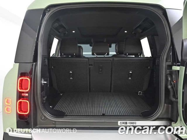 Land Rover Defender 2023 — Photo 17/20