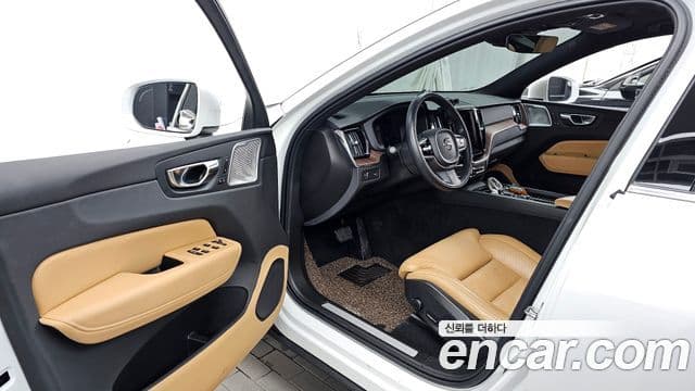 Volvo XC60 2021 — фото 10 из 20