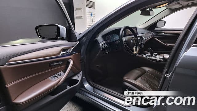 BMW 5 Series 2019 — фото 10 из 20