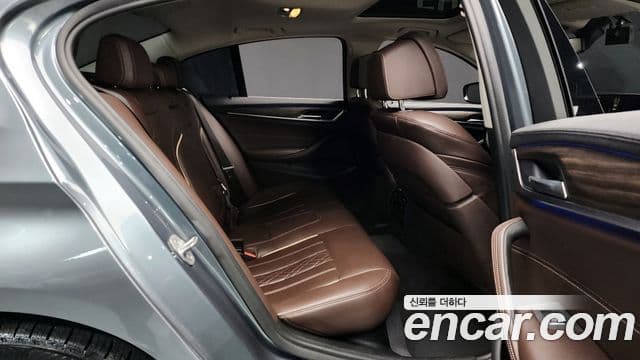 BMW 5 Series 2019 — фото 12 из 20
