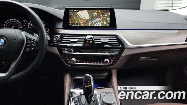 BMW 5 Series 2019 — фото 14 из 20