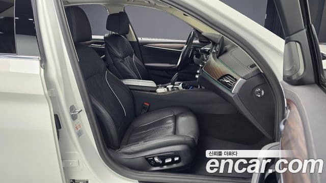 BMW 5 Series 2023 — фото 10 из 20