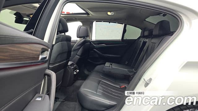 BMW 5 Series 2023 — фото 13 из 20