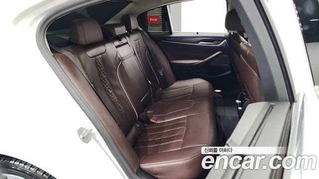 BMW 5 Series 2023 — фото 12 из 20