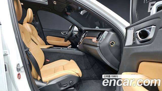 Volvo XC60 2021 — фото 10 из 20