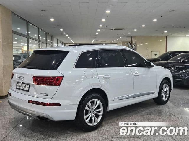 Audi Q7 2019 — ფოტო 2/20