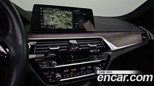 BMW 5 Series 2018 — ფოტო 14/20