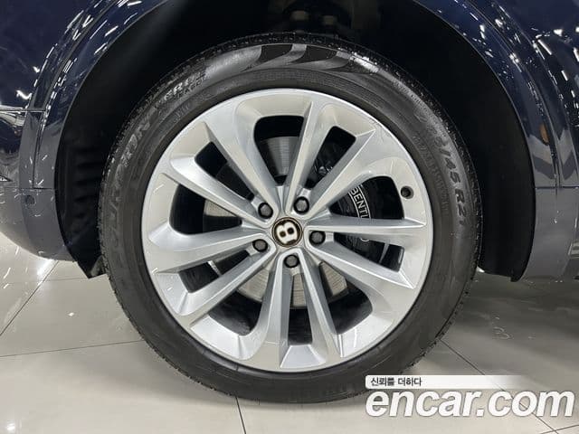Bentley Bentayga 2020 — фото 14 из 17