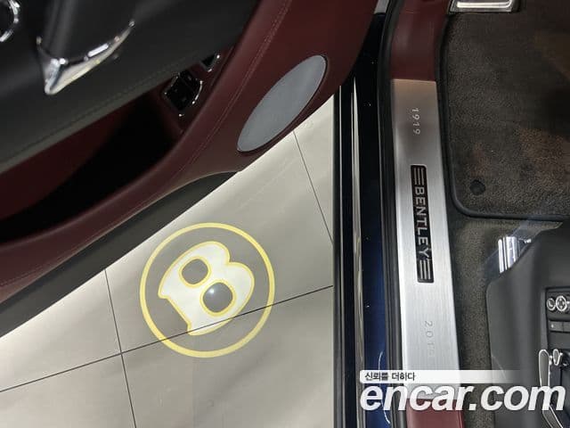Bentley Bentayga 2020 — фото 15 из 17