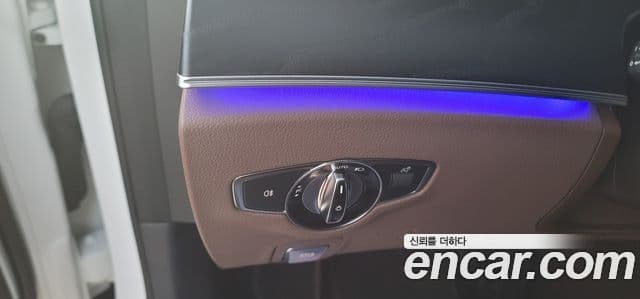 Mercedes-Benz E-Class 2023 — Photo 16/20