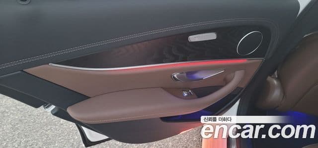 Mercedes-Benz E-Class 2023 — Photo 4/20