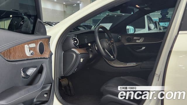 Mercedes-Benz E-Class 2022 — фото 8 из 19