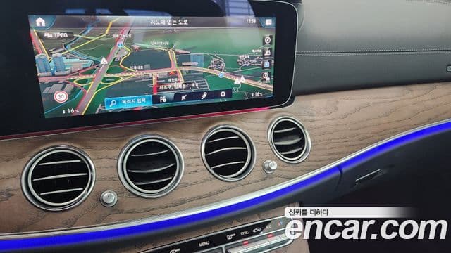 Mercedes-Benz E-Class 2022 — фото 13 из 19