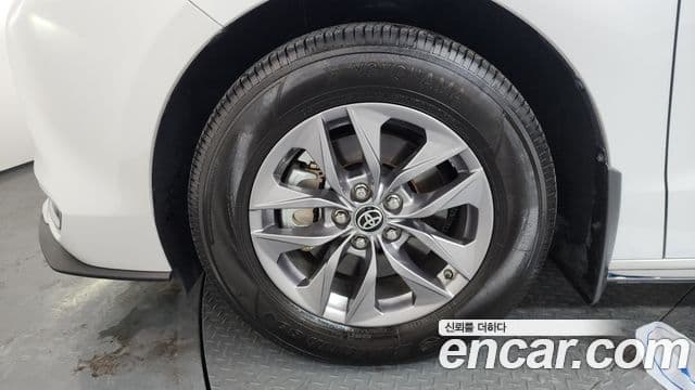 Toyota Sienna 2023 — ფოტო 5/20