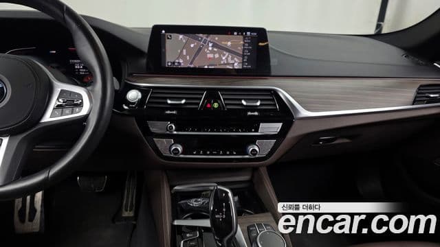 BMW 5 Series 2020 — фото 14 из 20