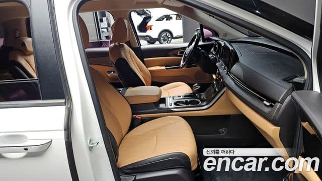 Kia Carnival 2021 — фото 10 из 20