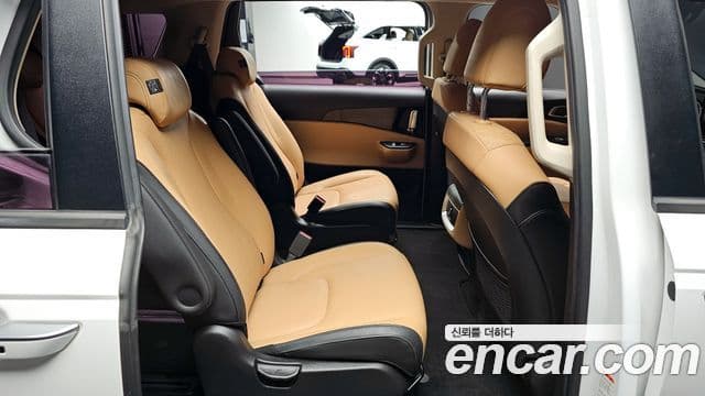 Kia Carnival 2021 — фото 11 из 20
