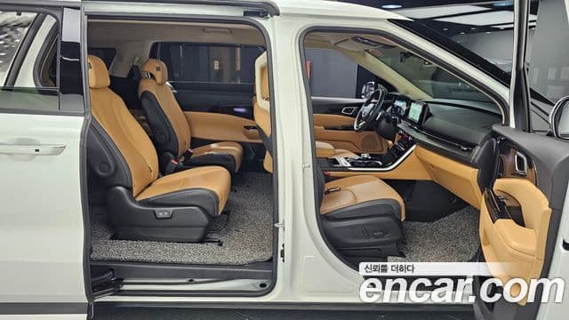 Kia Carnival 2023 — фото 12 из 20