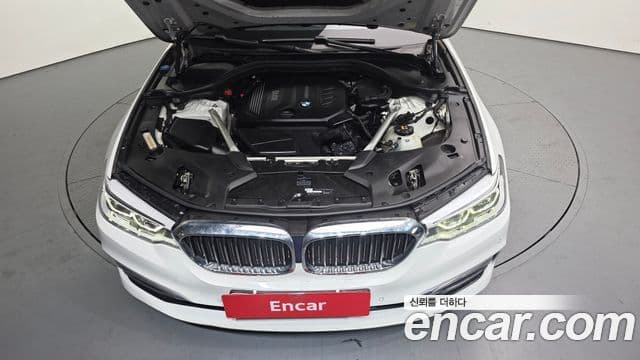 BMW 5 Series 2018 — ფოტო 6/20