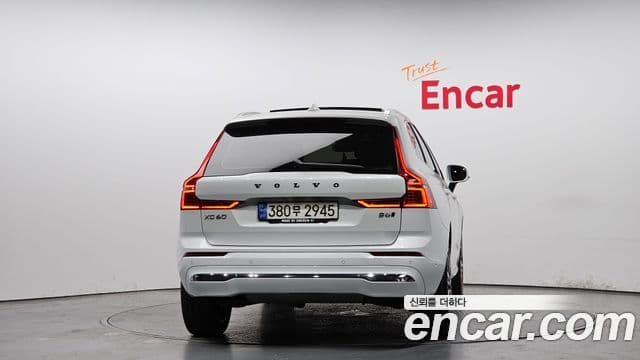 Volvo XC60 2022 — ფოტო 4/20