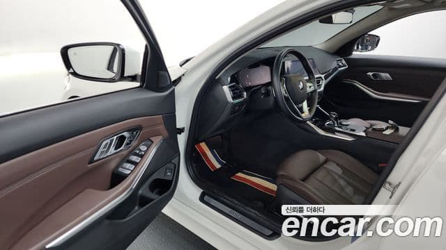 BMW 3 Series 2022 — фото 10 из 20