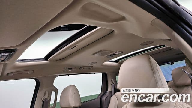 Kia Carnival 2022 — ფოტო 19/20