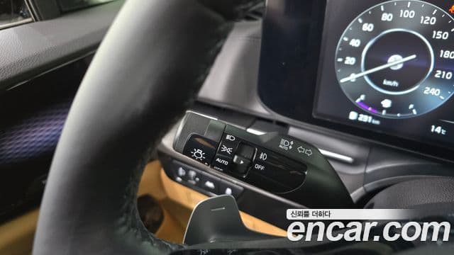 Kia Carnival 2023 — ფოტო 17/20