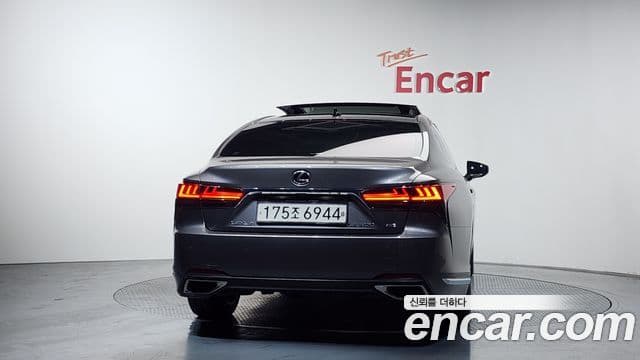 Lexus LS500 2022 — ფოტო 4/20