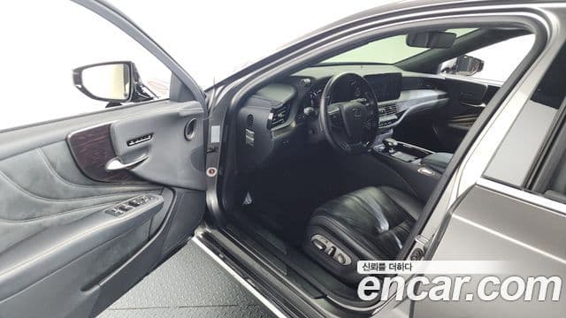 Lexus LS500 2022 — ფოტო 10/20