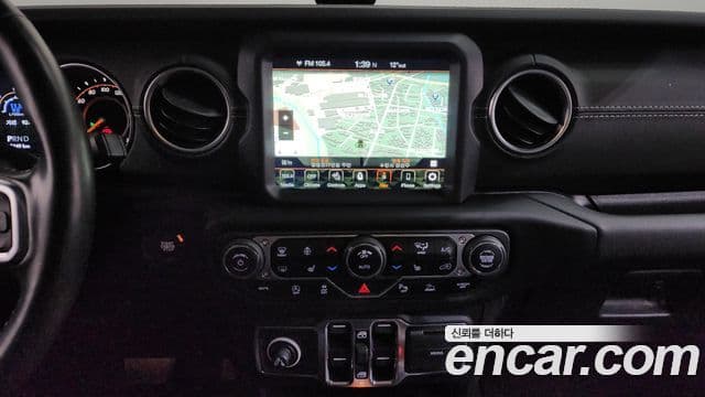Jeep Wrangler 2020 — ფოტო 14/20