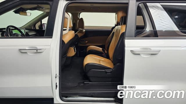 Kia Carnival 2023 — фото 11 из 17