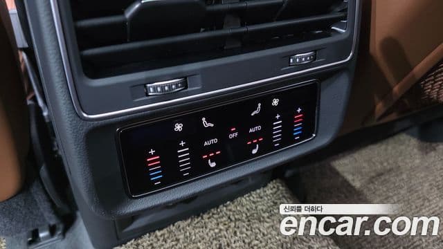 Audi Q7 2021 — ფოტო 18/20
