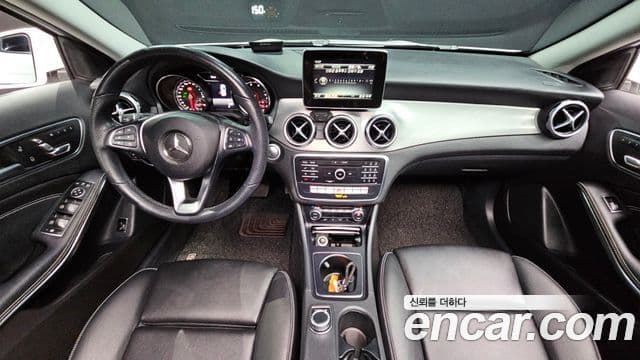 Mercedes-Benz GLA-Class 2019 — Şəkil 10/20