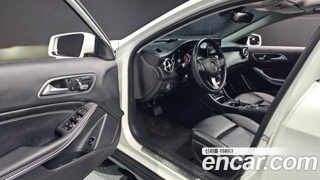 Mercedes-Benz GLA-Class 2019 — Şəkil 12/20