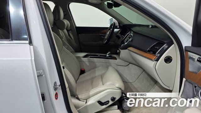 Volvo XC90 2020 — ფოტო 10/19
