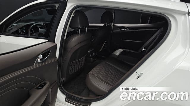 Kia Stinger 2023 — фото 12 из 20