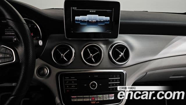 Mercedes-Benz GLA-Class 2019 — Фото 13/20
