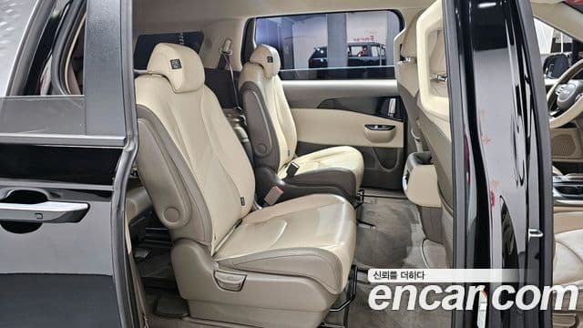 Kia Carnival 2022 — фото 11 из 20