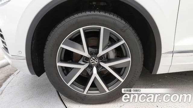 Volkswagen Touareg 2023 — Şəkil 19/20