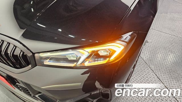 BMW 3 Series 2023 — Photo 29/33