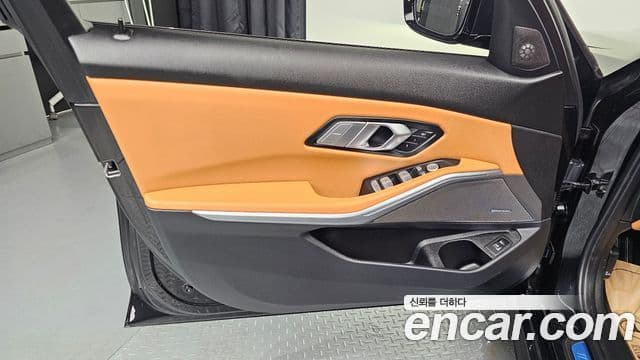 BMW 3 Series 2023 — Photo 19/33
