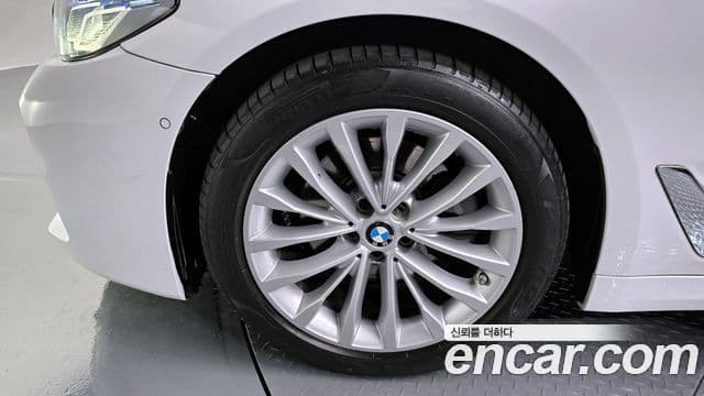 BMW 5 Series 2019 — Фото 4/20