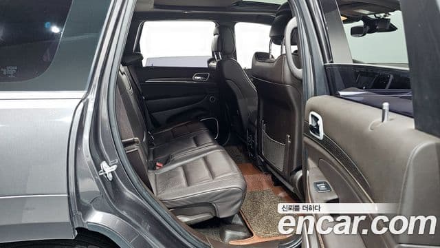 Jeep Grand Cherokee 2018 — Şəkil 11/20
