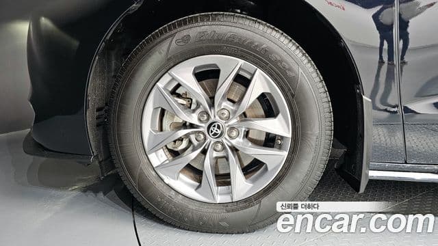 Toyota Sienna 2023 — ფოტო 5/20