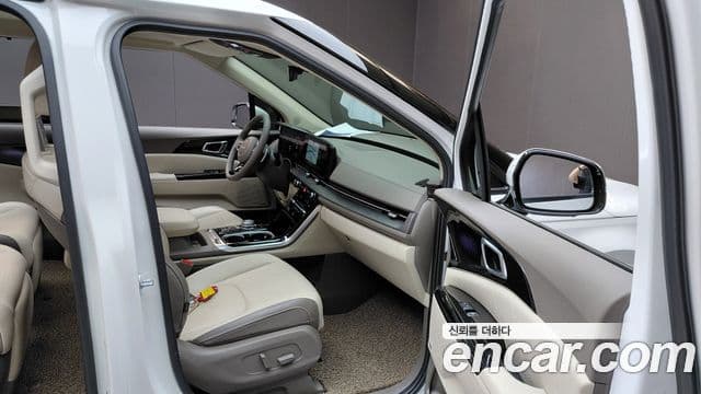 Kia Carnival 2023 — фото 12 из 20
