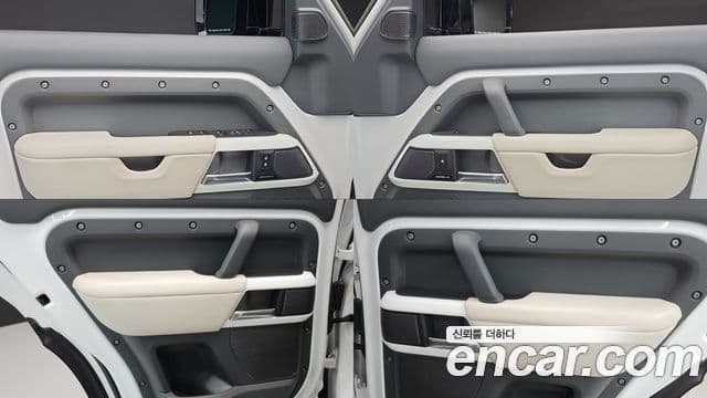 Land Rover Defender 2023 — Photo 8/20