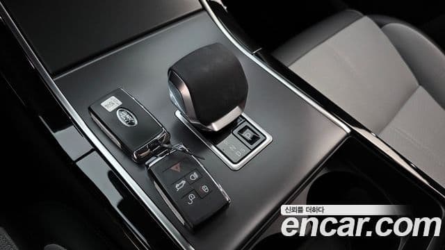 Land Rover Range Rover Velar 2025 — ფოტო 7/20