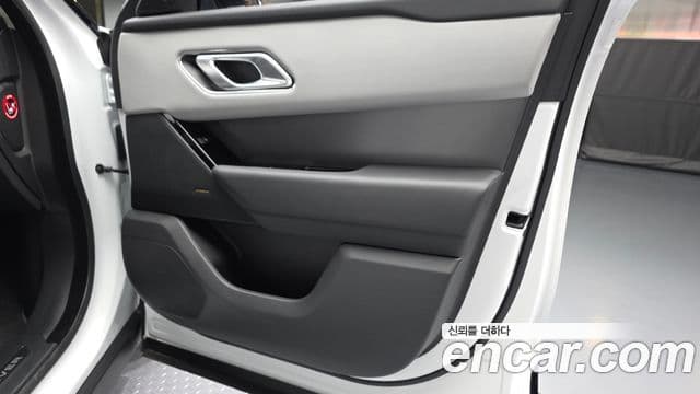 Land Rover Range Rover Velar 2025 — Photo 15/31