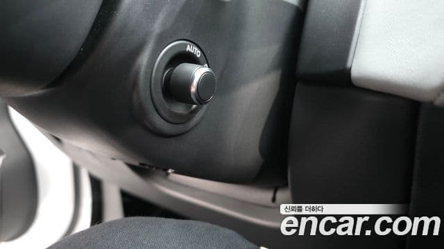 Land Rover Range Rover Velar 2025 — Photo 9/31