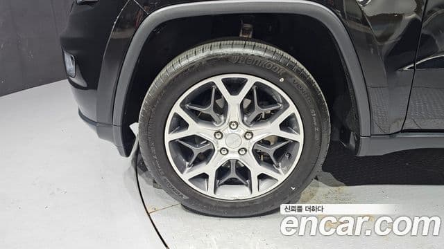 Jeep Grand Cherokee 2019 — ფოტო 5/20